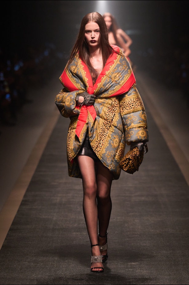 مجموعة Versace لخريف وشتاء 2025: دوناتيلا تستوحي من "فيرساتشي هوم" لإطلالات ساحرة