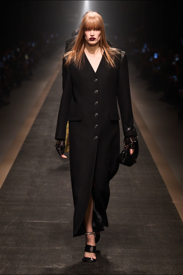 مجموعة Versace لخريف وشتاء 2025: دوناتيلا تستوحي من "فيرساتشي هوم" لإطلالات ساحرة