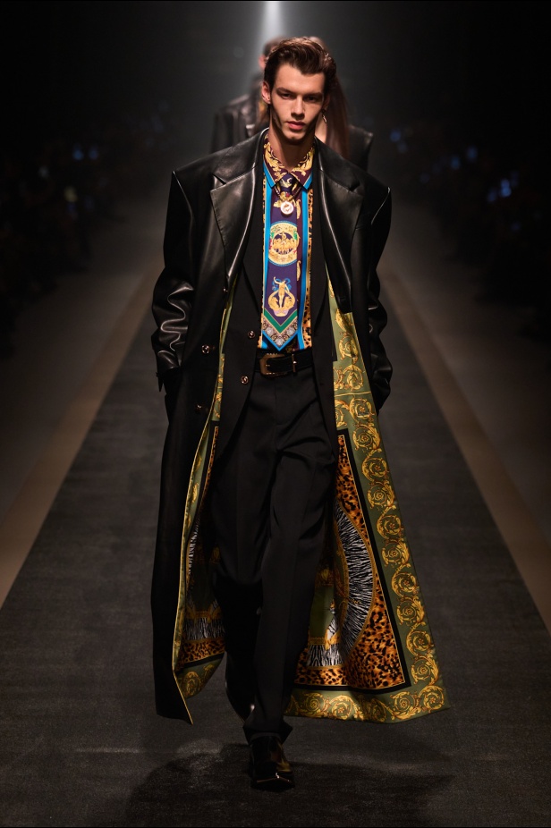 مجموعة Versace لخريف وشتاء 2025: دوناتيلا تستوحي من "فيرساتشي هوم" لإطلالات ساحرة