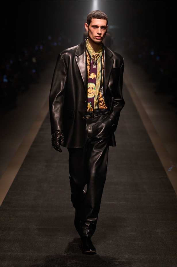 مجموعة Versace لخريف وشتاء 2025: دوناتيلا تستوحي من "فيرساتشي هوم" لإطلالات ساحرة
