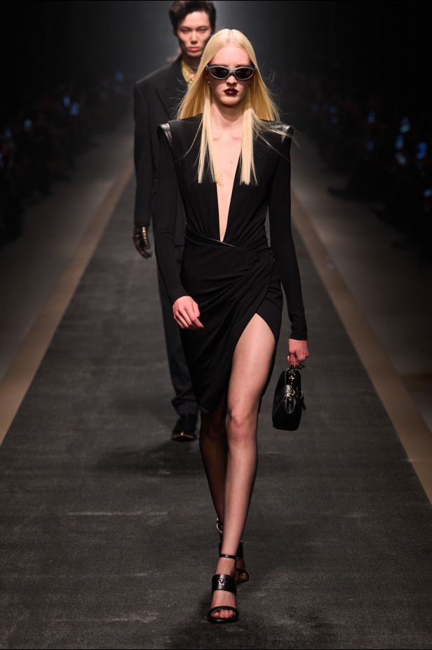 مجموعة Versace لخريف وشتاء 2025: دوناتيلا تستوحي من "فيرساتشي هوم" لإطلالات ساحرة