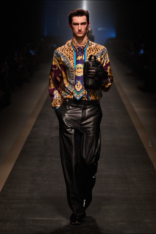 مجموعة Versace لخريف وشتاء 2025: دوناتيلا تستوحي من "فيرساتشي هوم" لإطلالات ساحرة