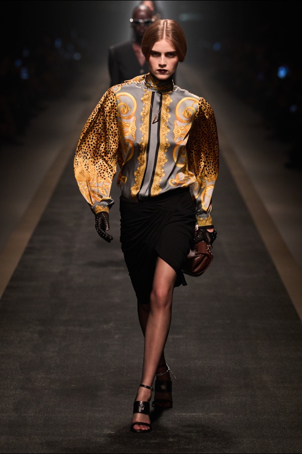مجموعة Versace لخريف وشتاء 2025: دوناتيلا تستوحي من "فيرساتشي هوم" لإطلالات ساحرة