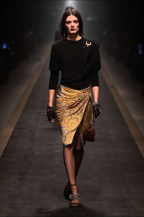 مجموعة Versace لخريف وشتاء 2025: دوناتيلا تستوحي من "فيرساتشي هوم" لإطلالات ساحرة