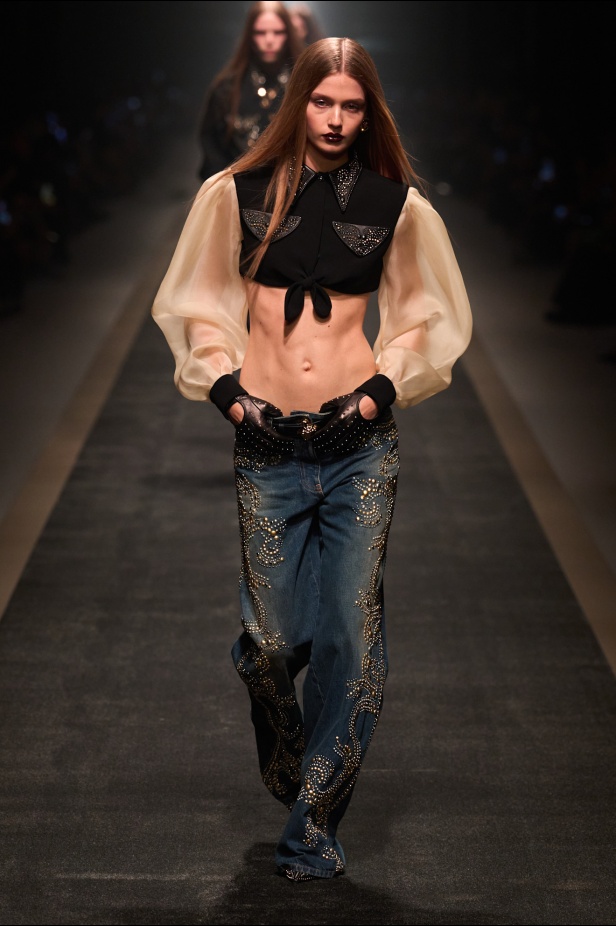 مجموعة Versace لخريف وشتاء 2025: دوناتيلا تستوحي من "فيرساتشي هوم" لإطلالات ساحرة