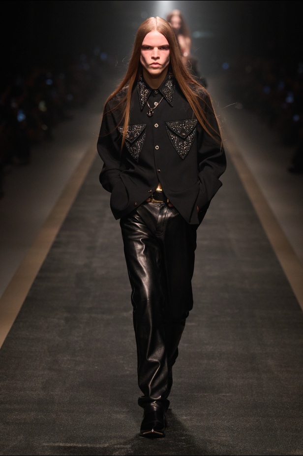 مجموعة Versace لخريف وشتاء 2025: دوناتيلا تستوحي من "فيرساتشي هوم" لإطلالات ساحرة