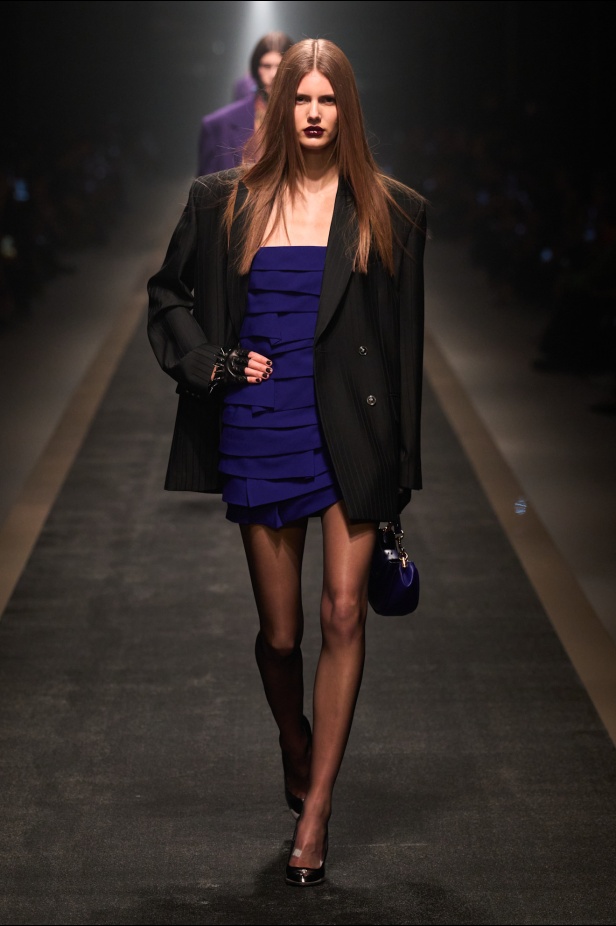 مجموعة Versace لخريف وشتاء 2025: دوناتيلا تستوحي من "فيرساتشي هوم" لإطلالات ساحرة