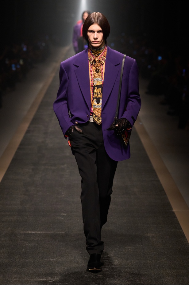 مجموعة Versace لخريف وشتاء 2025: دوناتيلا تستوحي من "فيرساتشي هوم" لإطلالات ساحرة