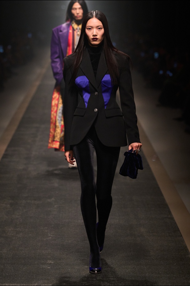 مجموعة Versace لخريف وشتاء 2025: دوناتيلا تستوحي من "فيرساتشي هوم" لإطلالات ساحرة