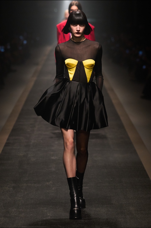 مجموعة Versace لخريف وشتاء 2025: دوناتيلا تستوحي من "فيرساتشي هوم" لإطلالات ساحرة