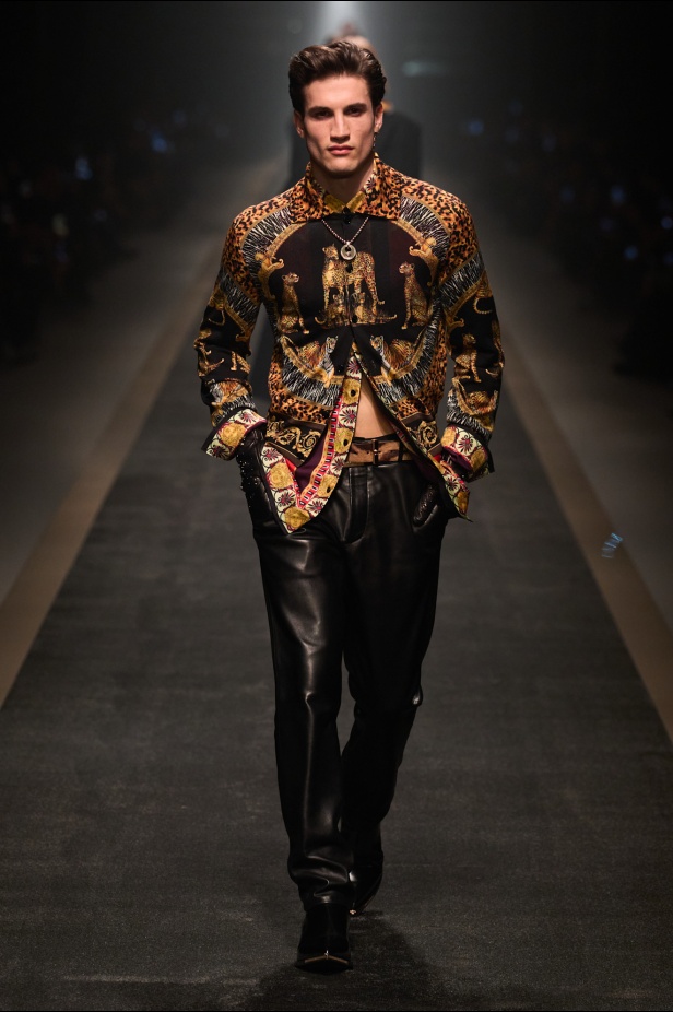 مجموعة Versace لخريف وشتاء 2025: دوناتيلا تستوحي من "فيرساتشي هوم" لإطلالات ساحرة