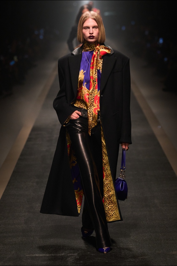 مجموعة Versace لخريف وشتاء 2025: دوناتيلا تستوحي من "فيرساتشي هوم" لإطلالات ساحرة