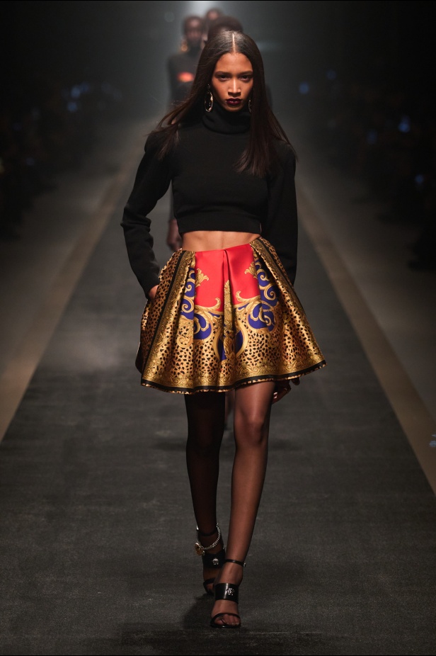 مجموعة Versace لخريف وشتاء 2025: دوناتيلا تستوحي من "فيرساتشي هوم" لإطلالات ساحرة