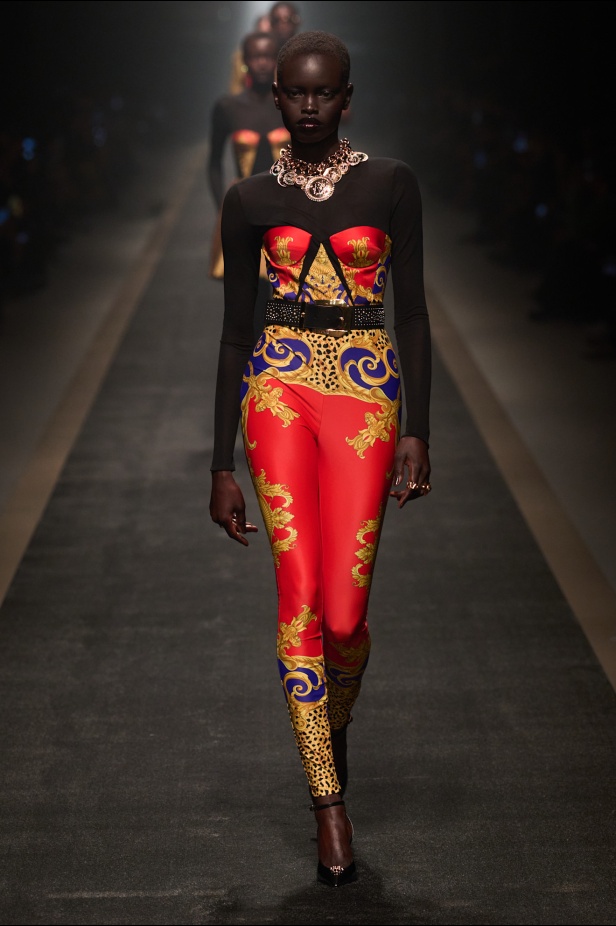 مجموعة Versace لخريف وشتاء 2025: دوناتيلا تستوحي من "فيرساتشي هوم" لإطلالات ساحرة