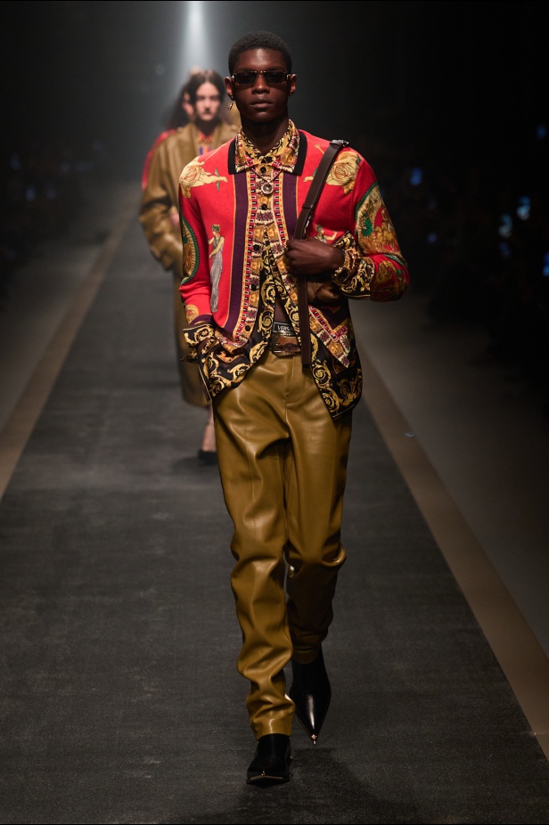 مجموعة Versace لخريف وشتاء 2025: دوناتيلا تستوحي من "فيرساتشي هوم" لإطلالات ساحرة