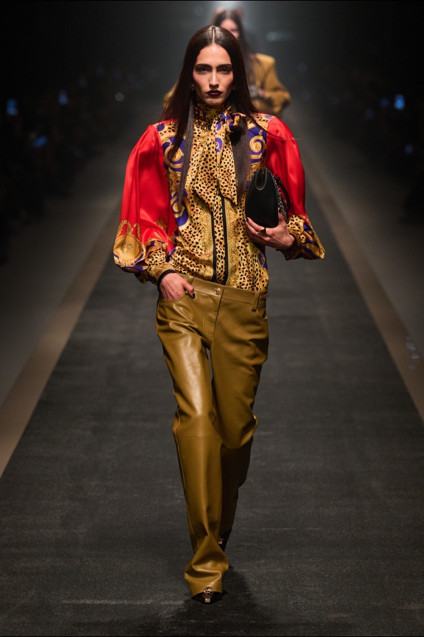 مجموعة Versace لخريف وشتاء 2025: دوناتيلا تستوحي من "فيرساتشي هوم" لإطلالات ساحرة