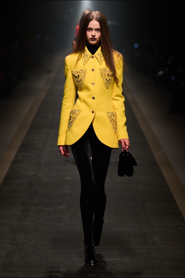مجموعة Versace لخريف وشتاء 2025: دوناتيلا تستوحي من "فيرساتشي هوم" لإطلالات ساحرة