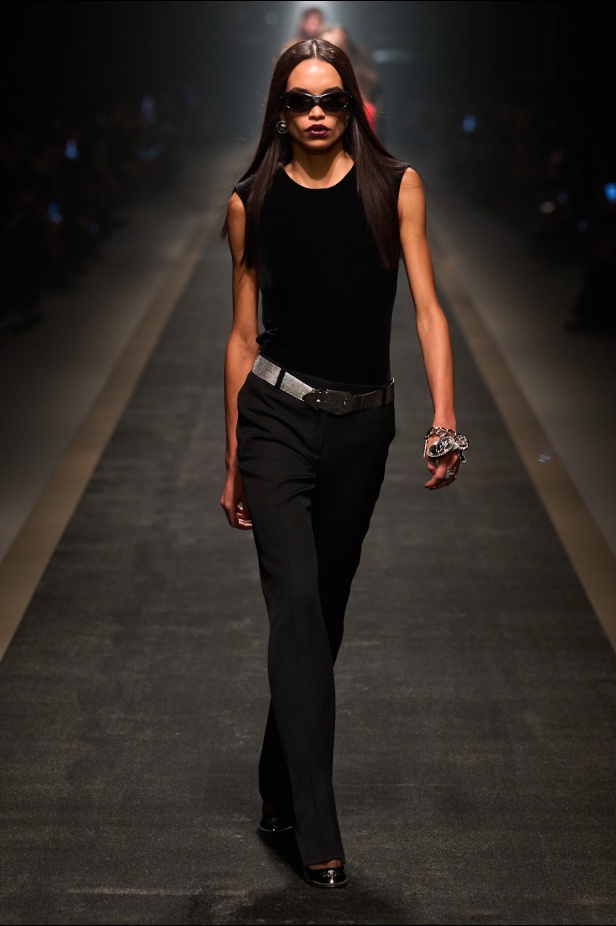 مجموعة Versace لخريف وشتاء 2025: دوناتيلا تستوحي من "فيرساتشي هوم" لإطلالات ساحرة