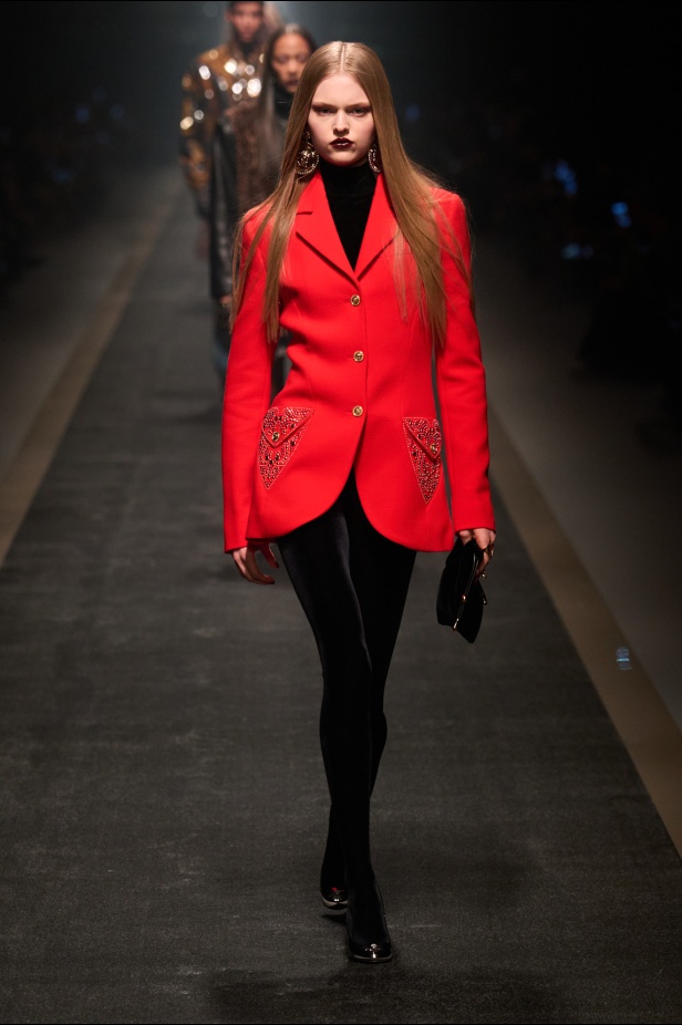 مجموعة Versace لخريف وشتاء 2025: دوناتيلا تستوحي من "فيرساتشي هوم" لإطلالات ساحرة