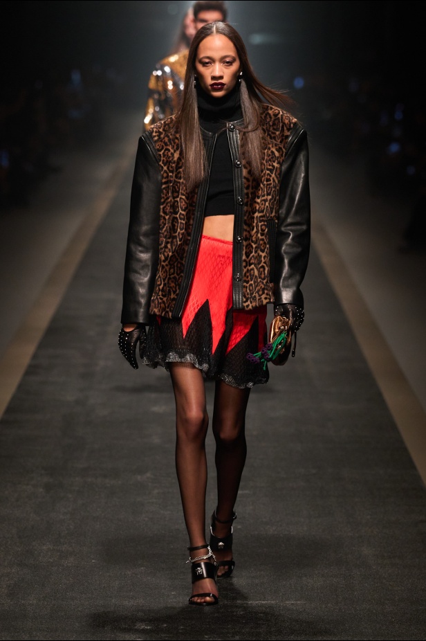 مجموعة Versace لخريف وشتاء 2025: دوناتيلا تستوحي من "فيرساتشي هوم" لإطلالات ساحرة