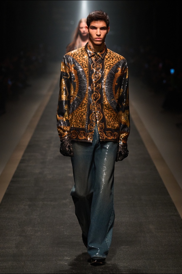 مجموعة Versace لخريف وشتاء 2025: دوناتيلا تستوحي من "فيرساتشي هوم" لإطلالات ساحرة