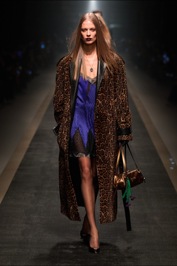 مجموعة Versace لخريف وشتاء 2025: دوناتيلا تستوحي من "فيرساتشي هوم" لإطلالات ساحرة