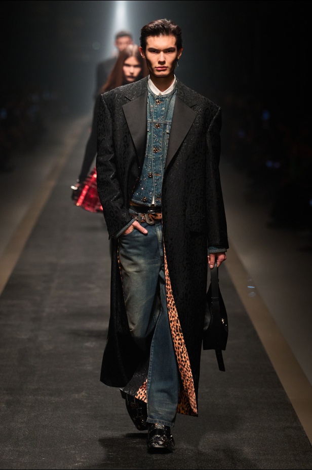 مجموعة Versace لخريف وشتاء 2025: دوناتيلا تستوحي من "فيرساتشي هوم" لإطلالات ساحرة