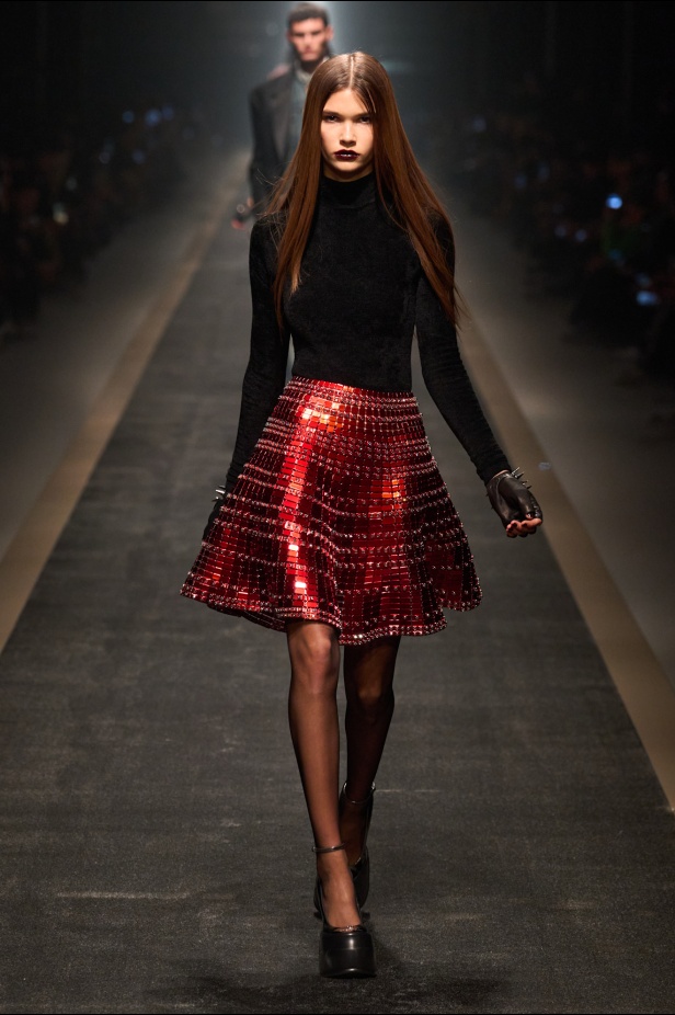 مجموعة Versace لخريف وشتاء 2025: دوناتيلا تستوحي من "فيرساتشي هوم" لإطلالات ساحرة