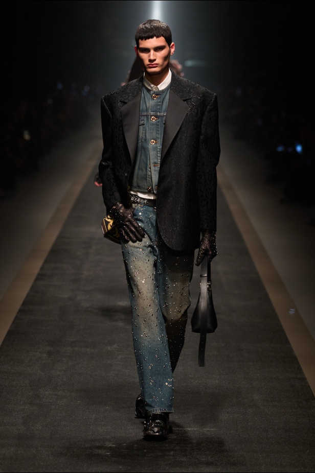 مجموعة Versace لخريف وشتاء 2025: دوناتيلا تستوحي من "فيرساتشي هوم" لإطلالات ساحرة