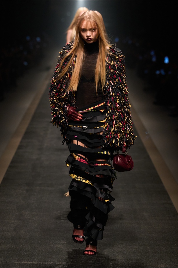 مجموعة Versace لخريف وشتاء 2025: دوناتيلا تستوحي من "فيرساتشي هوم" لإطلالات ساحرة