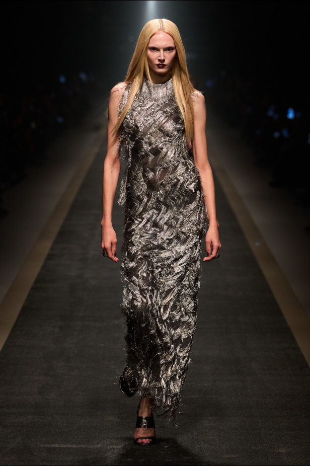 مجموعة Versace لخريف وشتاء 2025: دوناتيلا تستوحي من "فيرساتشي هوم" لإطلالات ساحرة