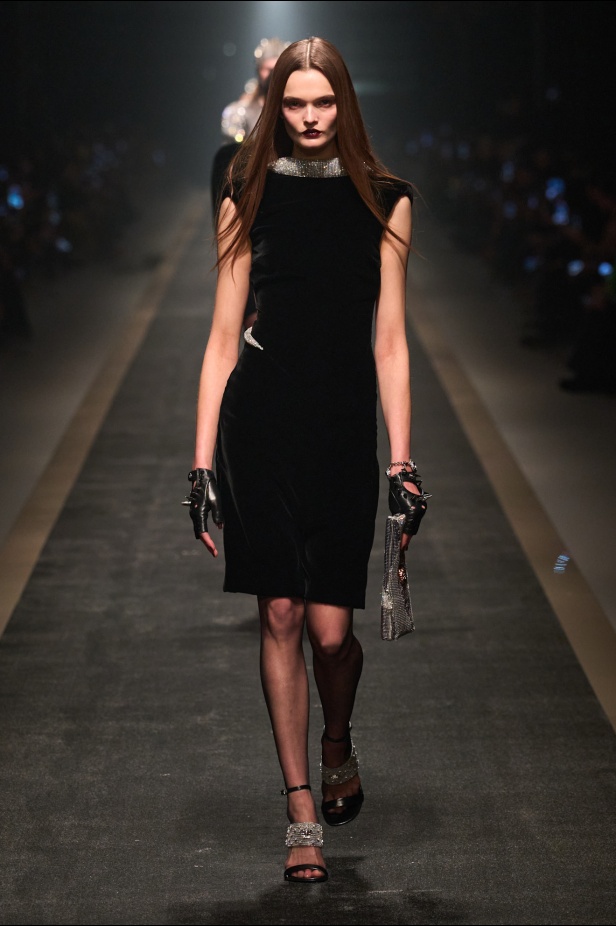 مجموعة Versace لخريف وشتاء 2025: دوناتيلا تستوحي من "فيرساتشي هوم" لإطلالات ساحرة