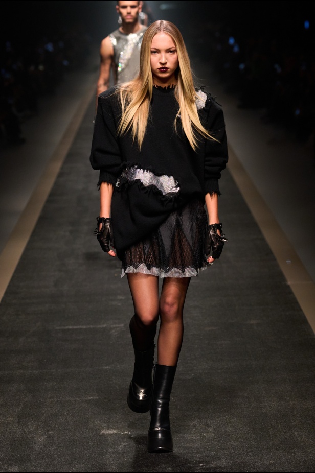 مجموعة Versace لخريف وشتاء 2025: دوناتيلا تستوحي من "فيرساتشي هوم" لإطلالات ساحرة