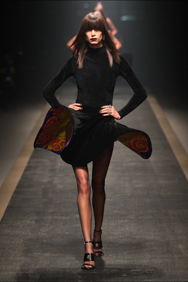 مجموعة Versace لخريف وشتاء 2025: دوناتيلا تستوحي من "فيرساتشي هوم" لإطلالات ساحرة