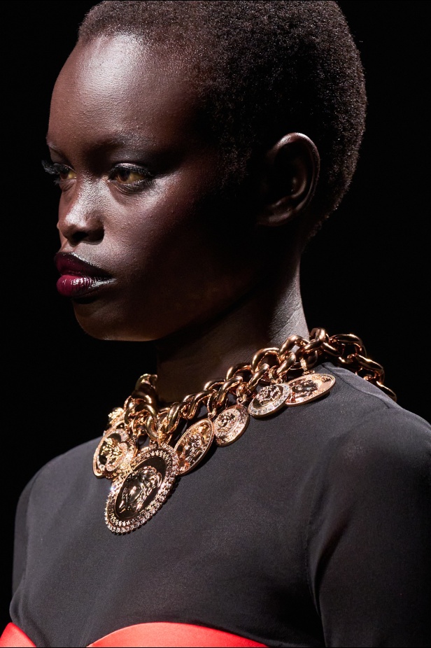 مجموعة Versace لخريف وشتاء 2025: دوناتيلا تستوحي من "فيرساتشي هوم" لإطلالات ساحرة