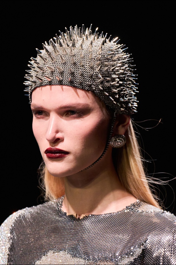 مجموعة Versace لخريف وشتاء 2025: دوناتيلا تستوحي من "فيرساتشي هوم" لإطلالات ساحرة