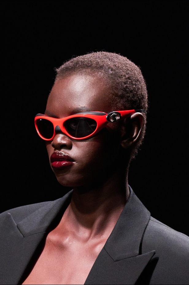 مجموعة Versace لخريف وشتاء 2025: دوناتيلا تستوحي من "فيرساتشي هوم" لإطلالات ساحرة