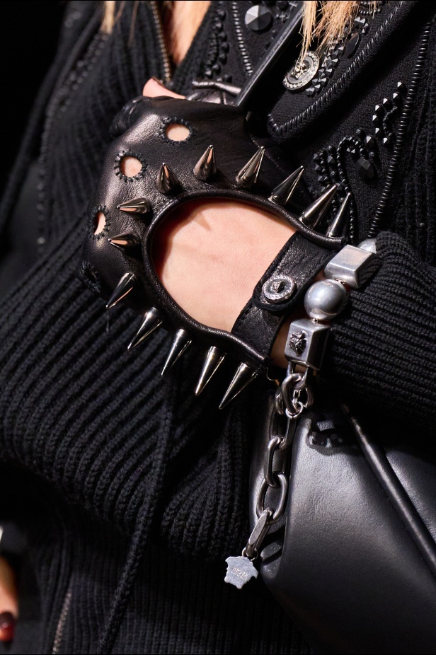 مجموعة Versace لخريف وشتاء 2025: دوناتيلا تستوحي من "فيرساتشي هوم" لإطلالات ساحرة