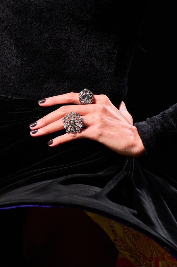 مجموعة Versace لخريف وشتاء 2025: دوناتيلا تستوحي من "فيرساتشي هوم" لإطلالات ساحرة