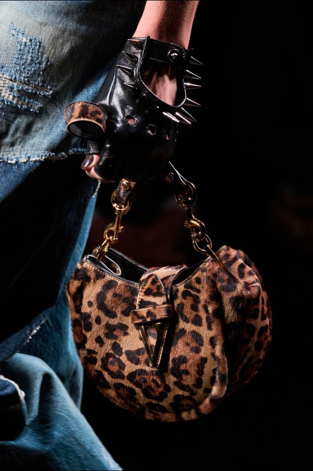 مجموعة Versace لخريف وشتاء 2025: دوناتيلا تستوحي من "فيرساتشي هوم" لإطلالات ساحرة