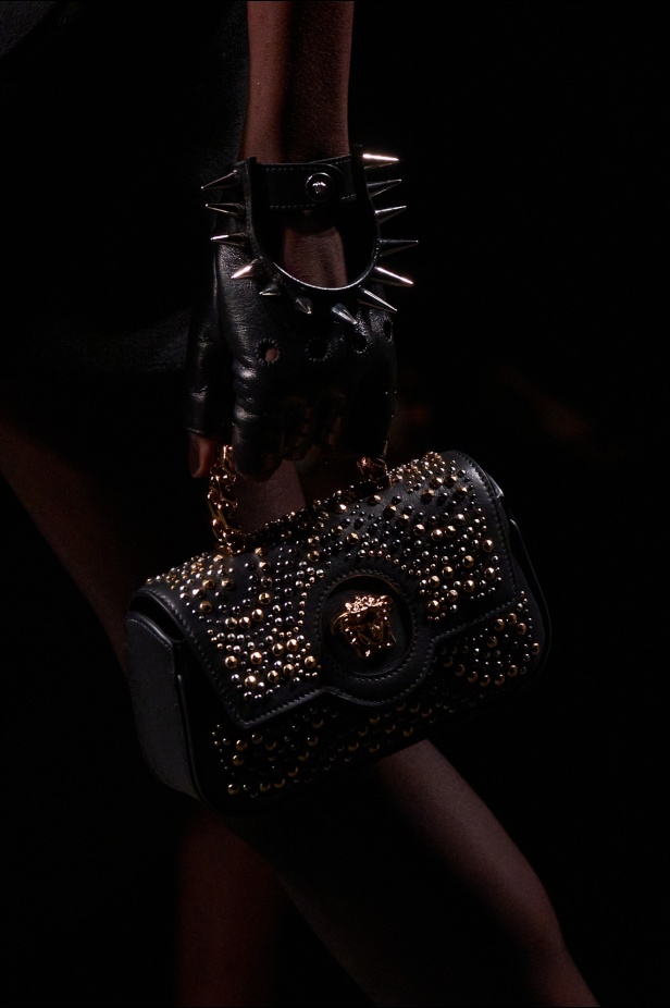 مجموعة Versace لخريف وشتاء 2025: دوناتيلا تستوحي من "فيرساتشي هوم" لإطلالات ساحرة