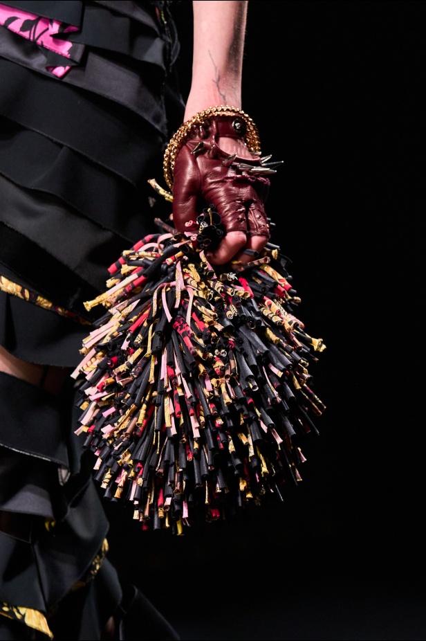 مجموعة Versace لخريف وشتاء 2025: دوناتيلا تستوحي من "فيرساتشي هوم" لإطلالات ساحرة