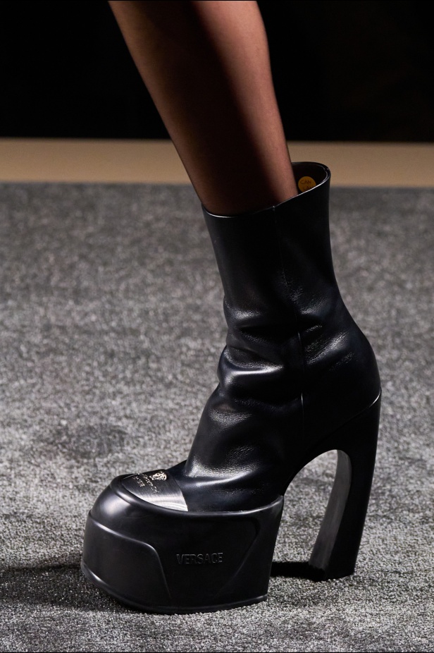 مجموعة Versace لخريف وشتاء 2025: دوناتيلا تستوحي من "فيرساتشي هوم" لإطلالات ساحرة