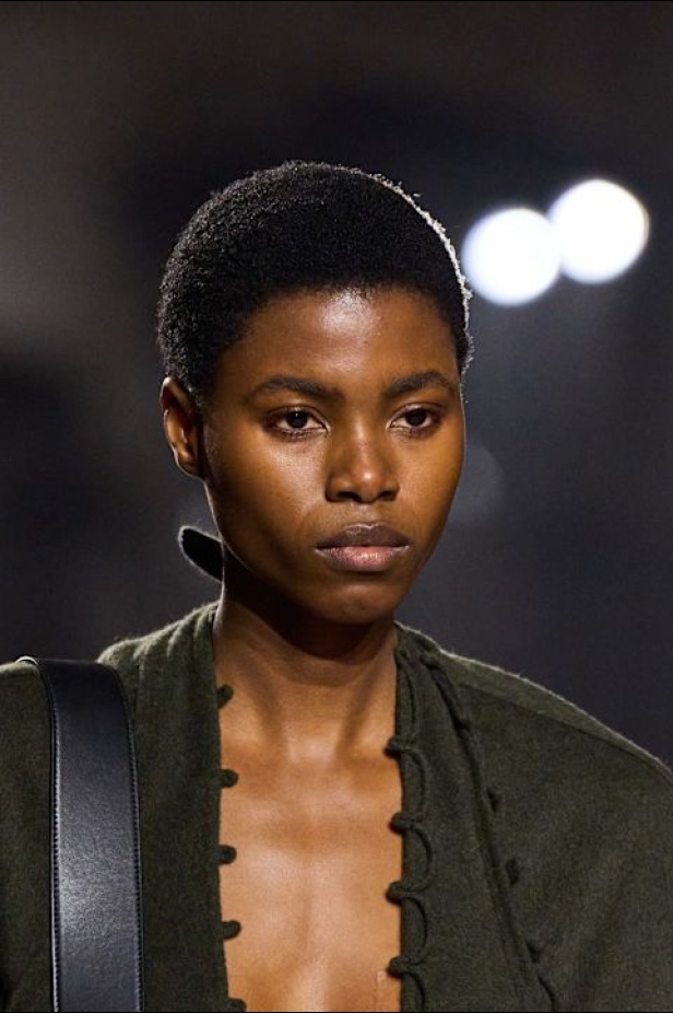  Victoria Beckham لخريف وشتاء 2025 في باريس