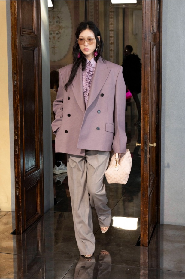 غوتشي هي فلورنسا، وفلورنسا هي غوتشي... عرض كروز 2026 يحتفي بالجذور والإرث من قلب أرشيف الدار