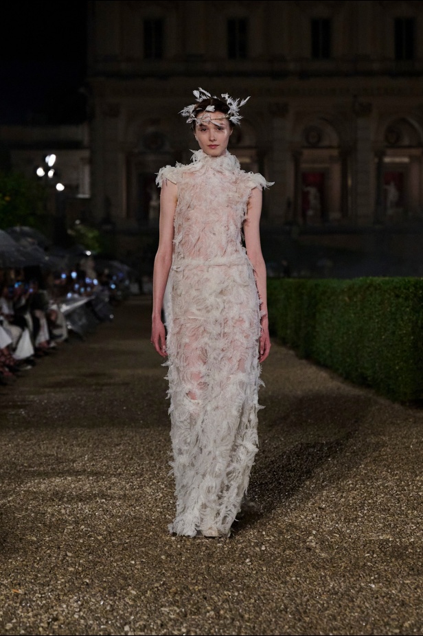 مجموعة Dior Cruise لعام 2026 تتخطى التوقعات.. تصاميم رومانسية مع بصمة الدار العريقة