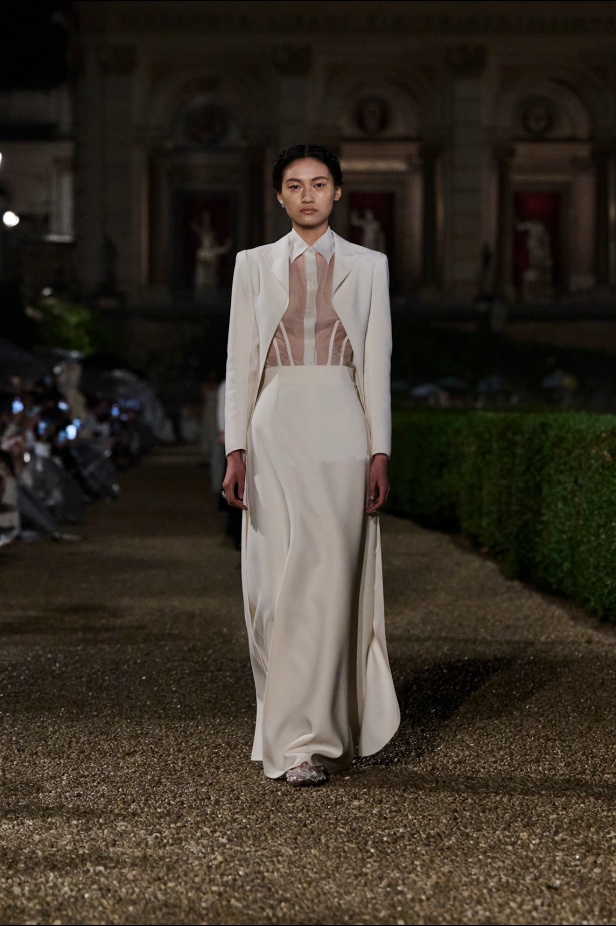 مجموعة Dior Cruise لعام 2026 تتخطى التوقعات.. تصاميم رومانسية مع بصمة الدار العريقة