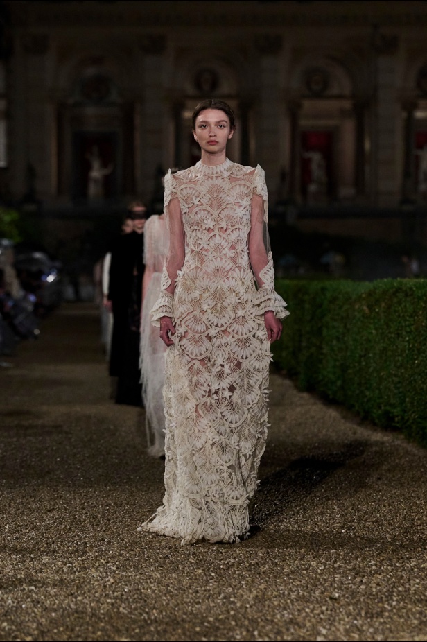 مجموعة Dior Cruise لعام 2026 تتخطى التوقعات.. تصاميم رومانسية مع بصمة الدار العريقة