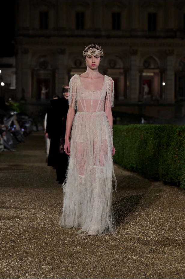 مجموعة Dior Cruise لعام 2026 تتخطى التوقعات.. تصاميم رومانسية مع بصمة الدار العريقة