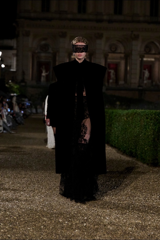 مجموعة Dior Cruise لعام 2026 تتخطى التوقعات.. تصاميم رومانسية مع بصمة الدار العريقة